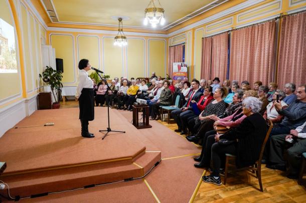 Szalay Anikó versmondás közben.