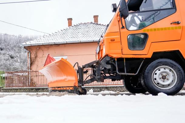 Takarítja és sózza az utat az ÓVI egyik járműve.