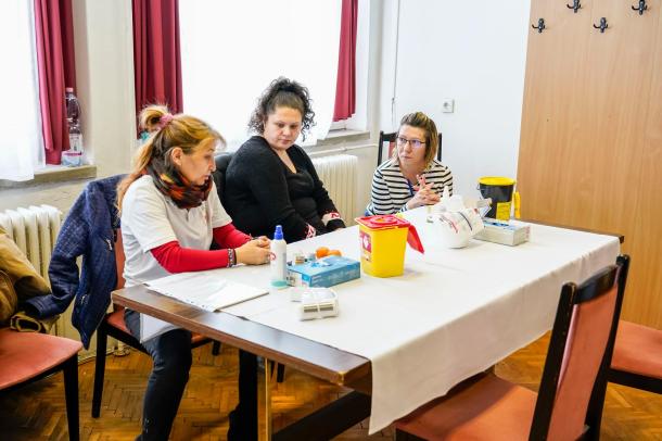 A Magyar Vöröskereszt ózdi munkatársai szűrősarokkal várták a látogatókat.