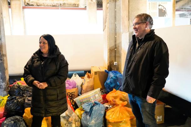 Horváthné Farkas Erika területi képviselő és Bodnár Dániel görögkatolikus parókus beszélget.