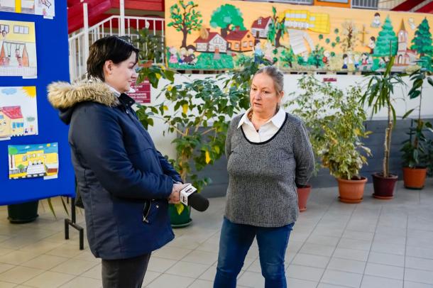 Kocska Ágnes igazgató beszélget a riporterrel.