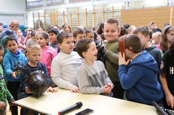 A gyerekek megnézték a rendőrök és tűzoltók felszerelését.