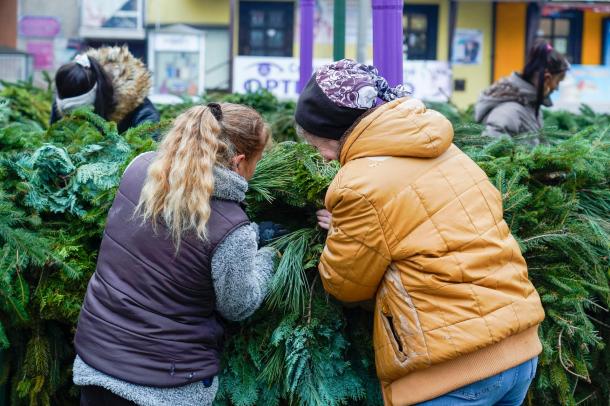 A városüzemeltető intézmény szakemberei készítik az adventi koszorút.