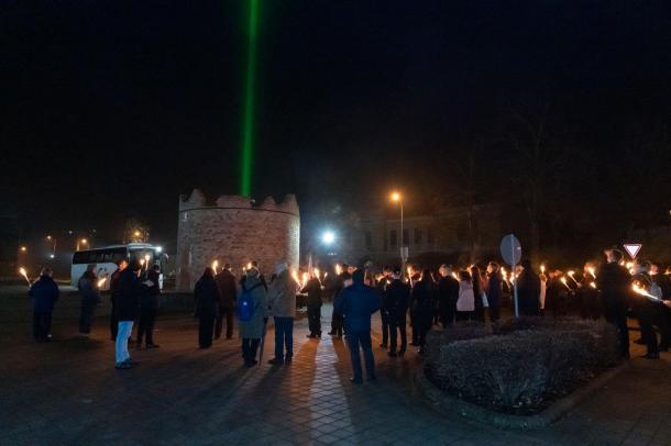 A felvonulók a lézerkéménynél.