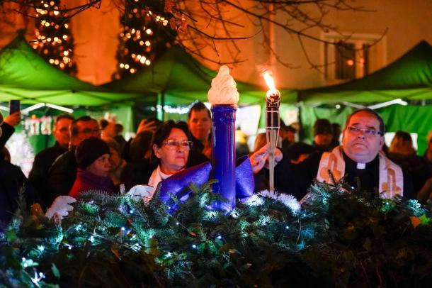 Közös gyertyagyújtás a város adventi koszorúján.