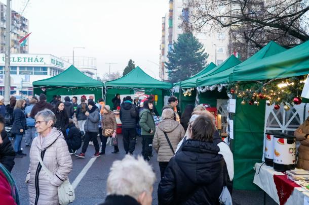 A Vasvár út egy szakaszán is árultak a kézművesek.jpg