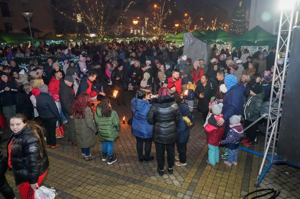 Advent első vasárnapját ünnepelték a Városház téren.