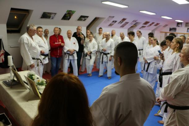 Kato sensei hamvait az ózdi dojo szentélyében helyezték el.