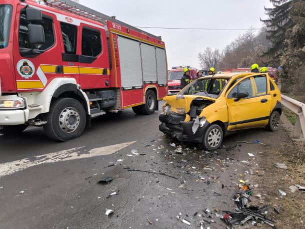 A Chevrolet típusú autóból a szélvédő is kirepült az ütközés során.