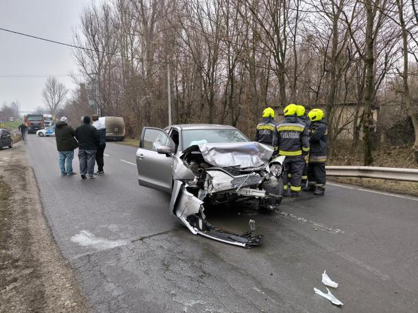 A szabályosan közlekedő Suzuki is csúnyán összetört.