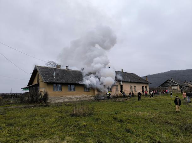 Magasra szállt a füst a kigyulladt ingatlanból.