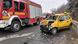 A Chevrolet típusú autóból a szélvédő is kirepült az ütközés során.